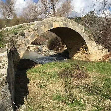 Campo de lujo Theano Skarfos River Park Paphos